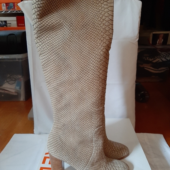 Michael Kors, size 10 leather boots, cream - Picture 5 of 7